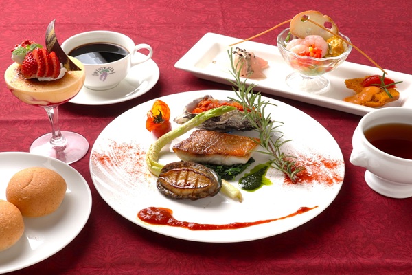 真鯛とアワビのソテー　瞬間スモーク仕立て