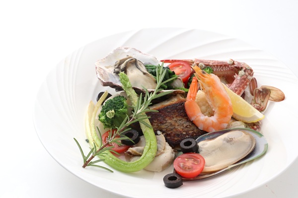 牡蠣と海老と鮮魚のアクアパッツァ