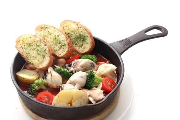 牡蠣のアヒージョとガーリックトースト